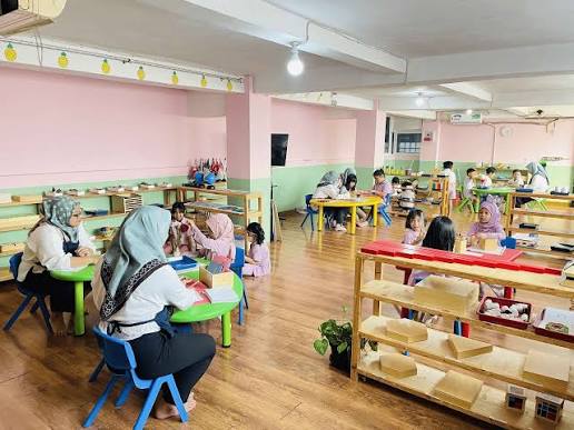 Anak belajar di Rumah Key Montessori